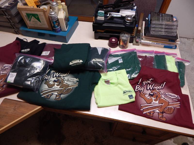 lot 182 image: Lot of Tank Tops and Sweatshirts - size Small