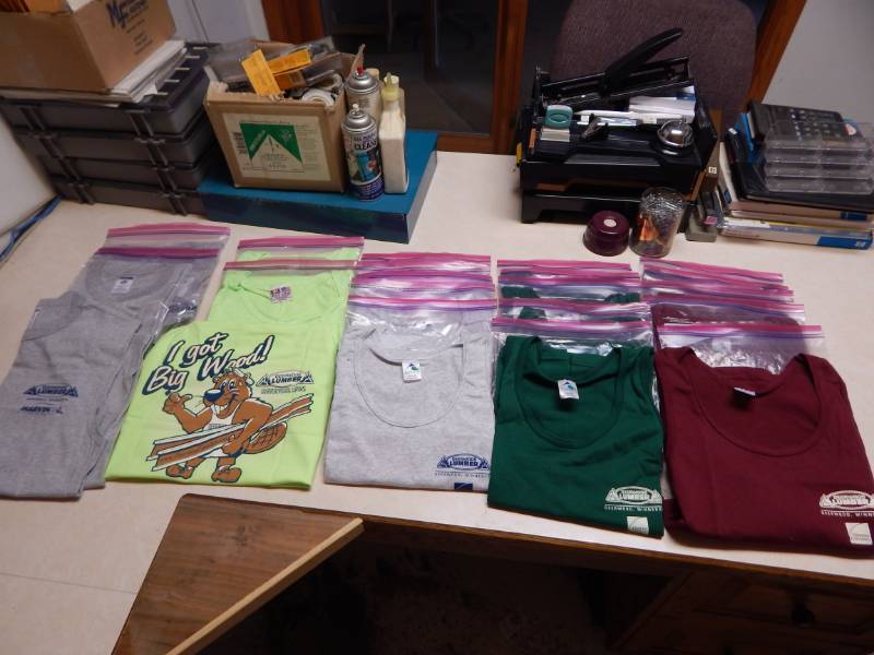 lot 183 image: Lot of Tank Tops and Sweatshirts - size Medium