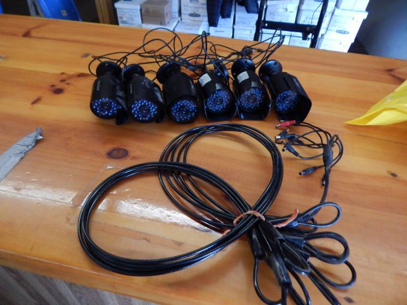 lot 221 image: First Alert 600C Security Cameras
