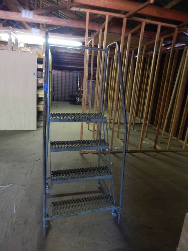 lot 285 image: 4 Step Metal Rolling Ladder