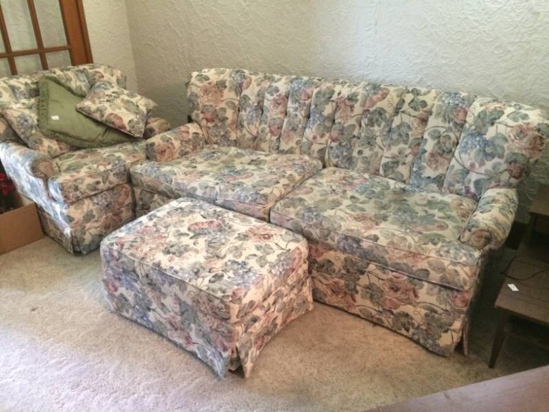 lot 20 image: Living Room Furniture Set