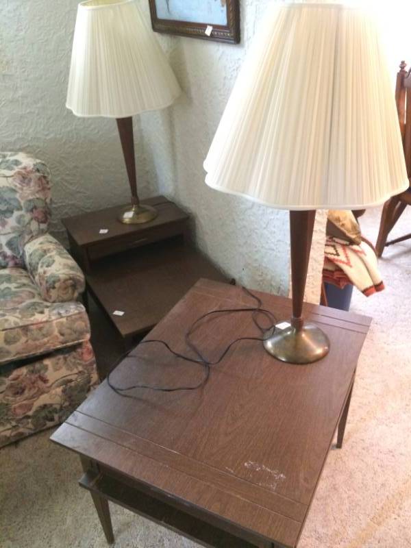 lot 19 image: End Tables & Lamps
