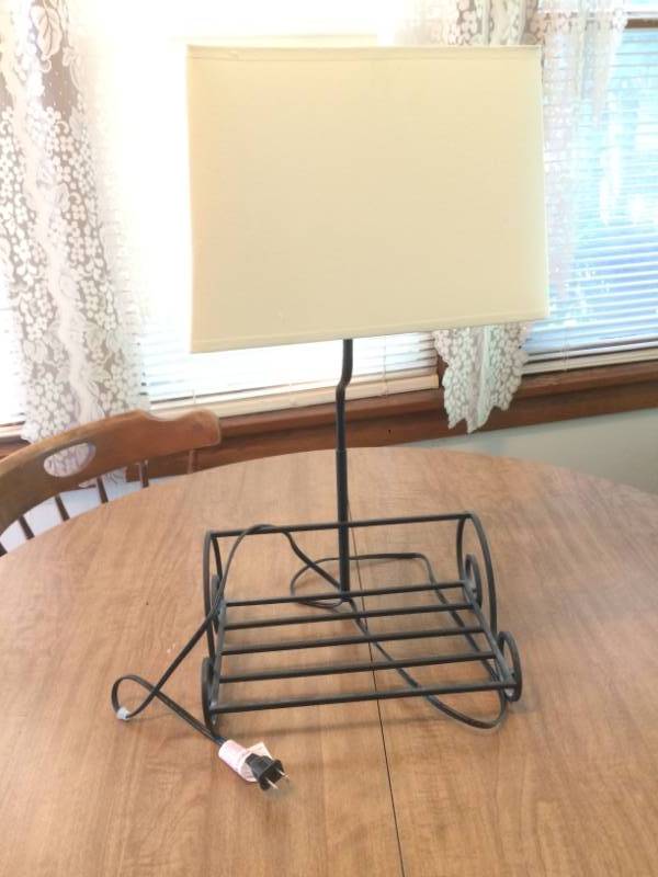 lot 7 image: Metal Desk Lamp