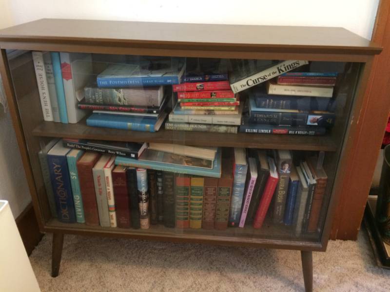 lot 9 image: Bookcase with Books