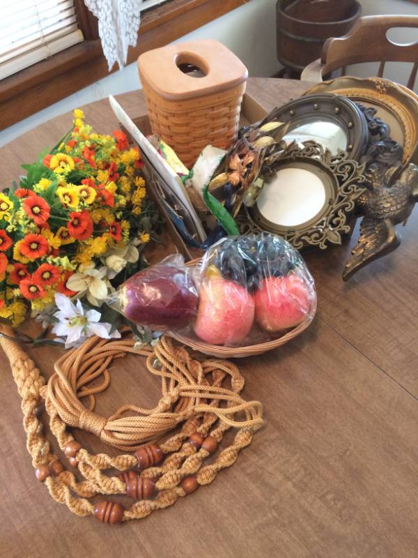 lot 30 image: Assorted Decorations & Mirrors