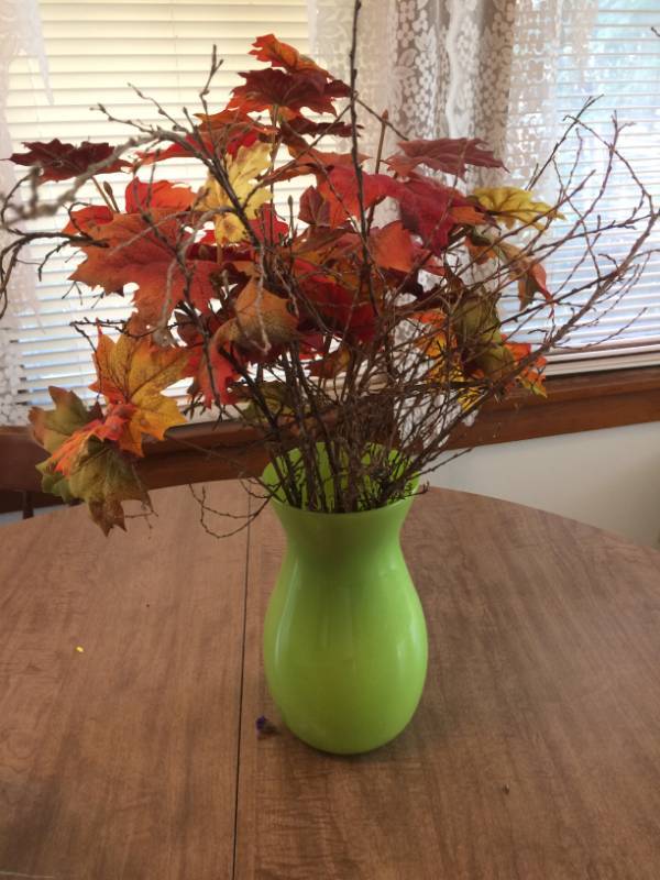 lot 31 image: Assorted Fake Flower Arrangements