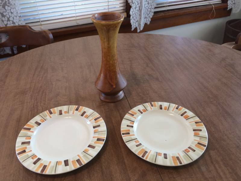 lot 32 image: Plates & Vase