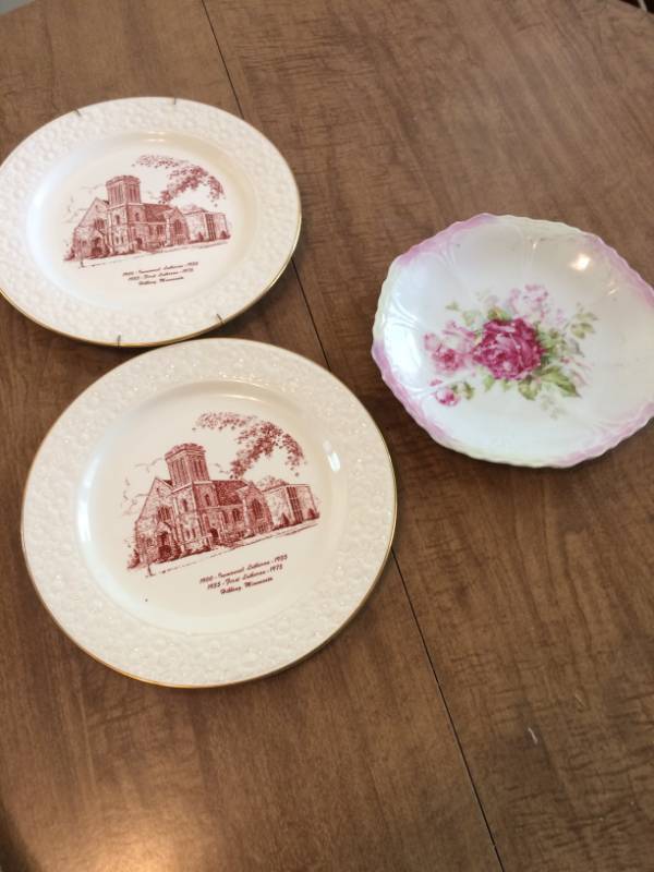 lot 46 image: Assorted Decorative Plates