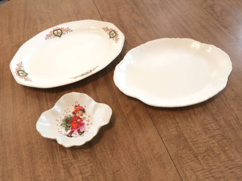 lot 49 image: Serving Trays & Soap Dish