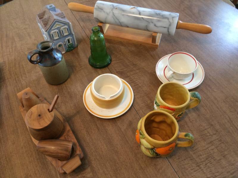 lot 47 image: Assorted Kitchen Decorations