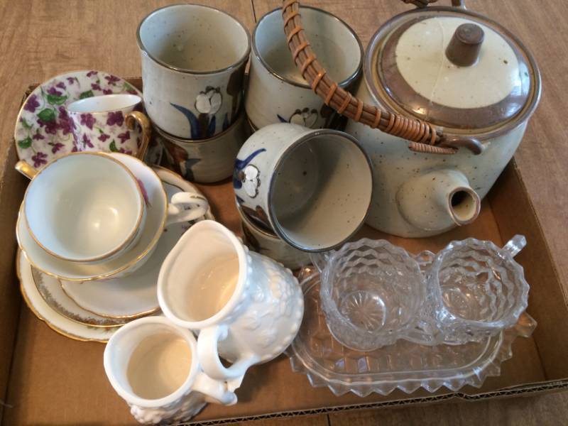 lot 48 image: Assorted Cups and Saucers and a Tea Set