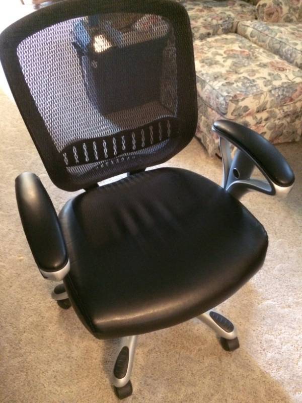 lot 35 image: Ergonomic Office Chair