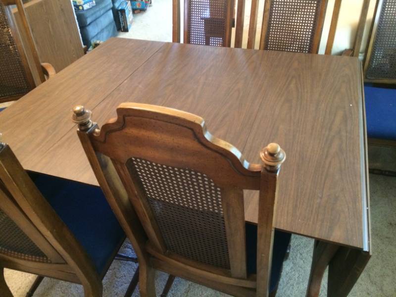 lot 40 image: Dining Table & Chairs