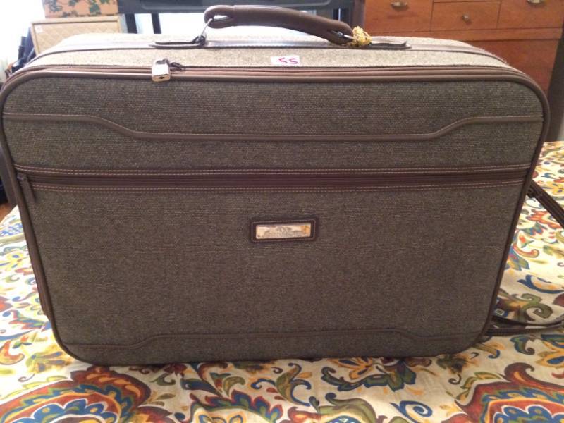lot 55 image: Luggage Set