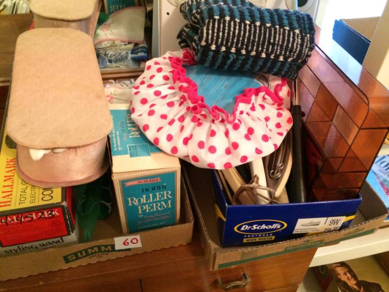 lot 60 image: Assorted Bathroom Items