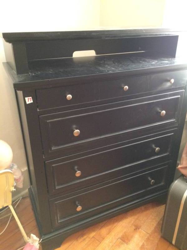 lot 77 image: 4 Drawer Dresser
