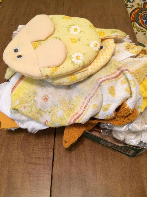 lot 91 image: Kitchen Towels, Oven Mitts and More