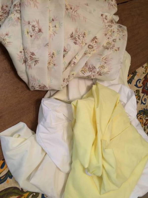 lot 92 image: Pillow Cases and Bed Linens