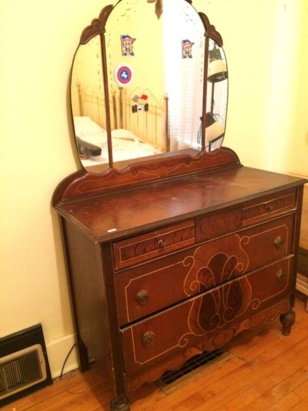 lot 102 image: 3 Drawer Dresser with Mirror