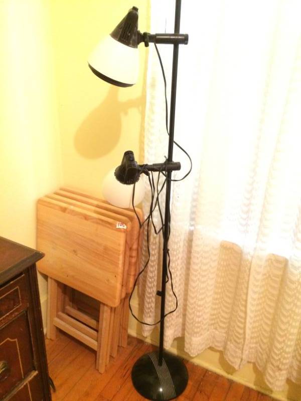 lot 100 image: Wooden TV Trays and Lamp