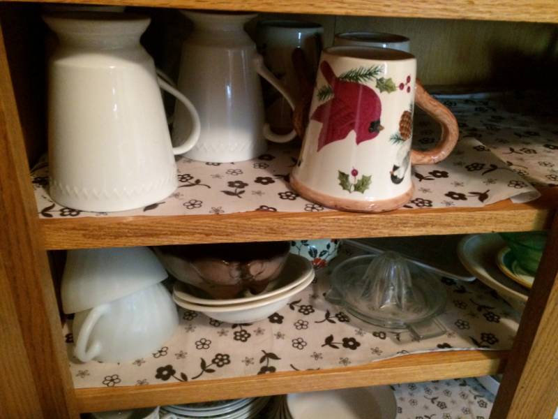 lot 106 image: Mugs, Gravy Boats, Serving Trays, & More
