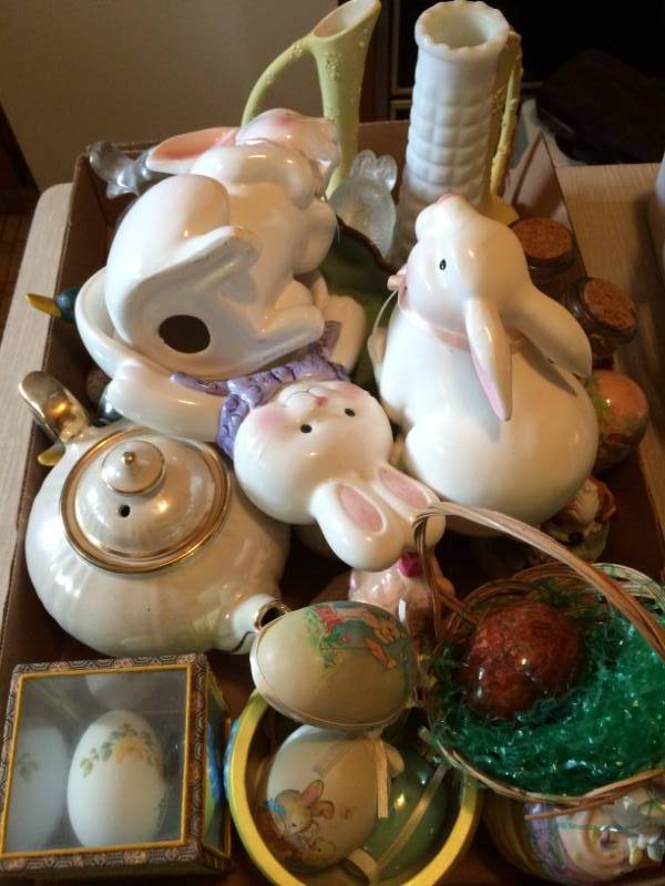 lot 118 image: Assorted Household Decorations