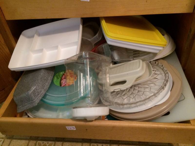 lot 123 image: Assorted Plasticware