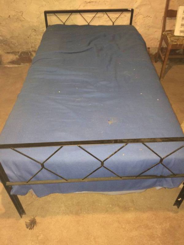 lot 142 image: Twin Bed