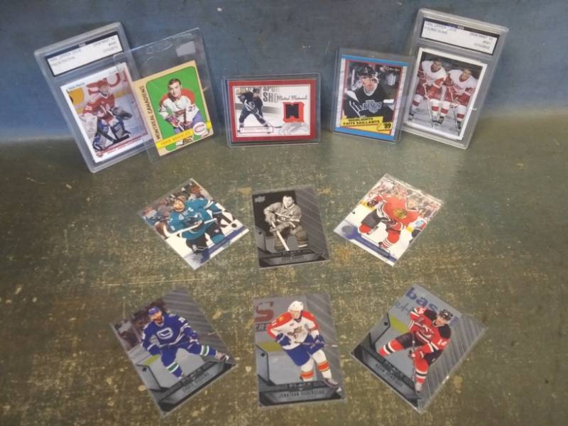 lot 16 image: Hockey Cards with Vintage Frank Mahovlich & Wayne Gretzky Cards