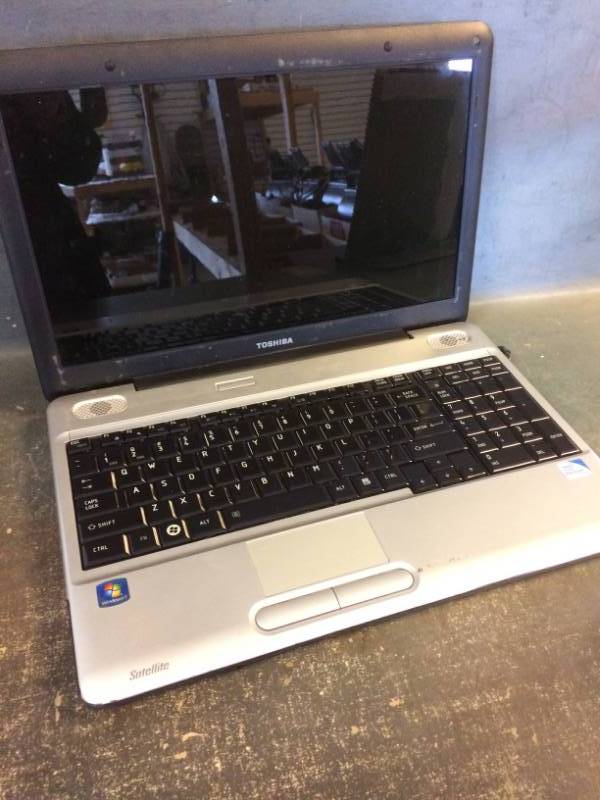 lot 66 image: Toshiba Satellite L500 Laptop