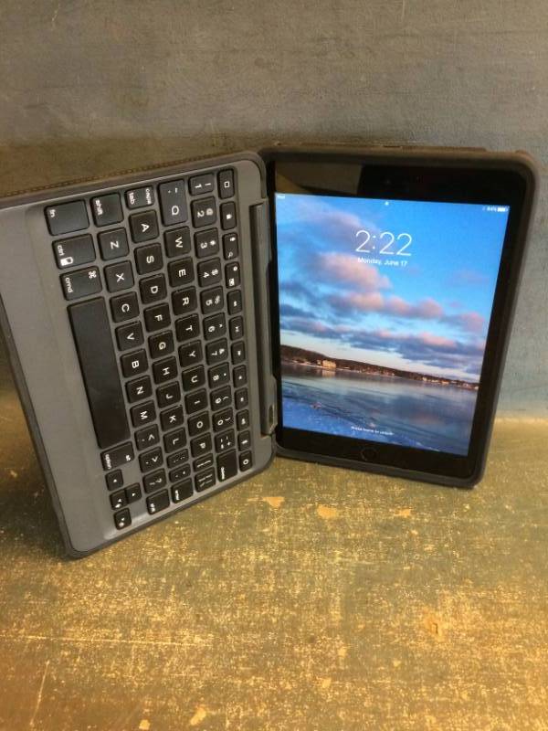 lot 93 image: iPad Mini with Detachable Keyboard