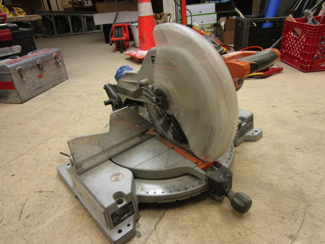 lot 709 image: RIDGID 12 CIRCULAR SAW