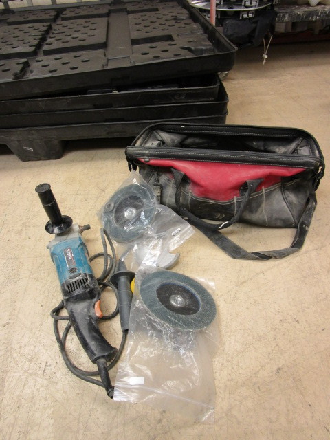 lot 712 image: MAKITA ANGLE GRINDER AND ACCESSORIES