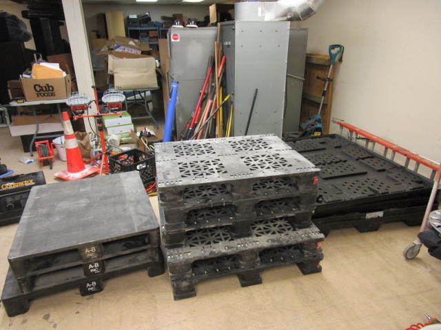 lot 717 image: PLASTIC PALLETS