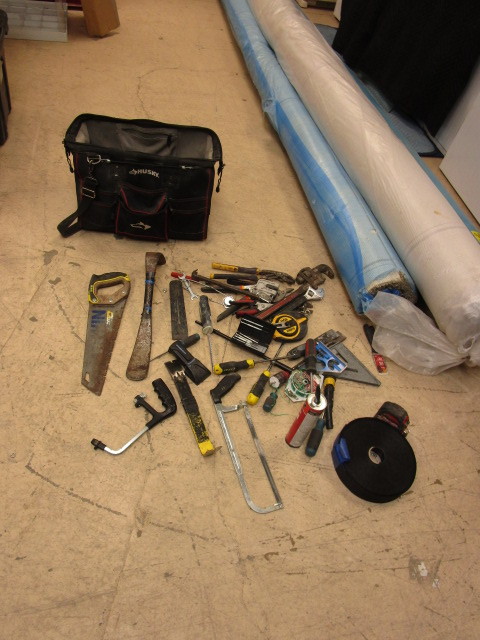 lot 733 image: ASSORTED HAND TOOLS WITH TOOL BAG