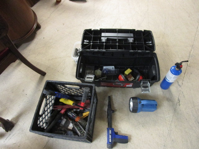 lot 736 image: DUO-FAST POWDER ACTUATED TOOL WITH ASSORTED HAND TOOLS