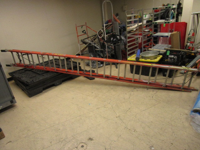 lot 742 image: LOUISVILLE FIBERGLASS EXTENSION LADDER