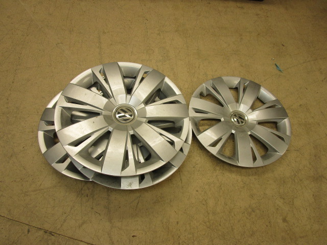 lot 745 image: 2014 VW BUG WHEEL COVERS