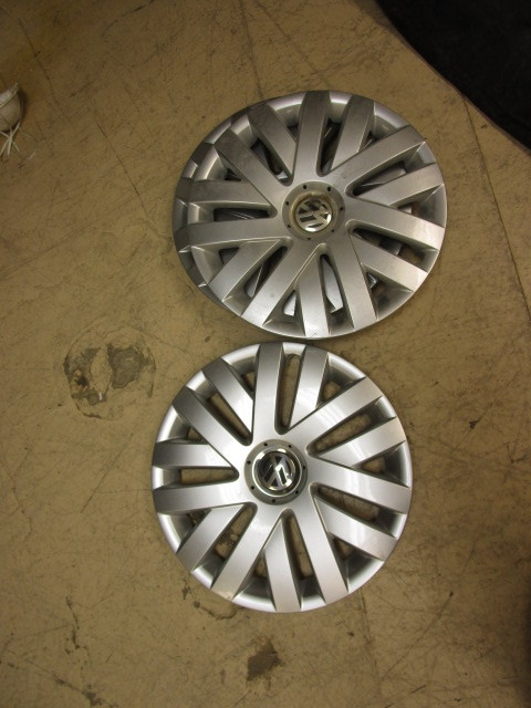 lot 746 image: 2014 VW BUG WHEEL COVERS