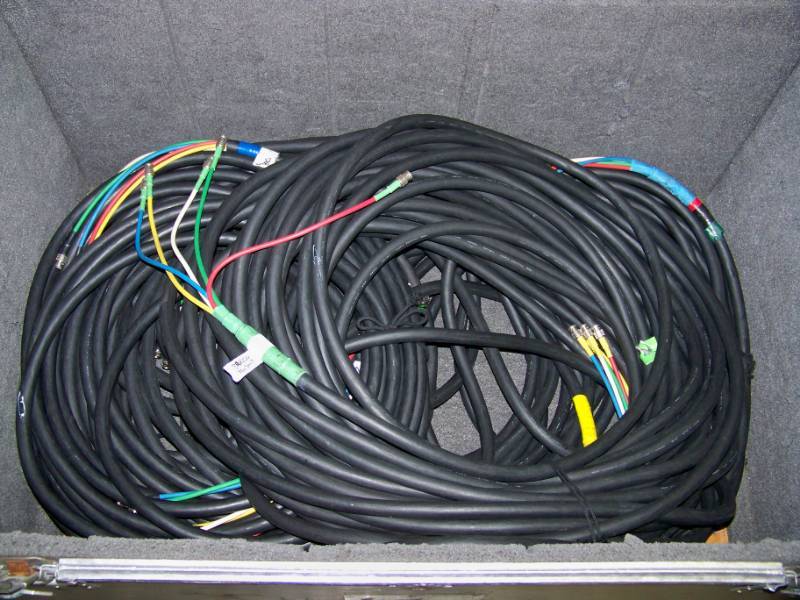 lot 4 image: Heavy Duty RollingTravel Case with Casters & Long Pro Video Cable Lot