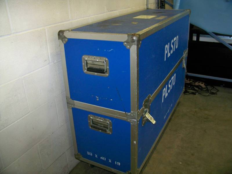 lot 6 image: Large Heavy Duty Rolling Shipping Travel Case