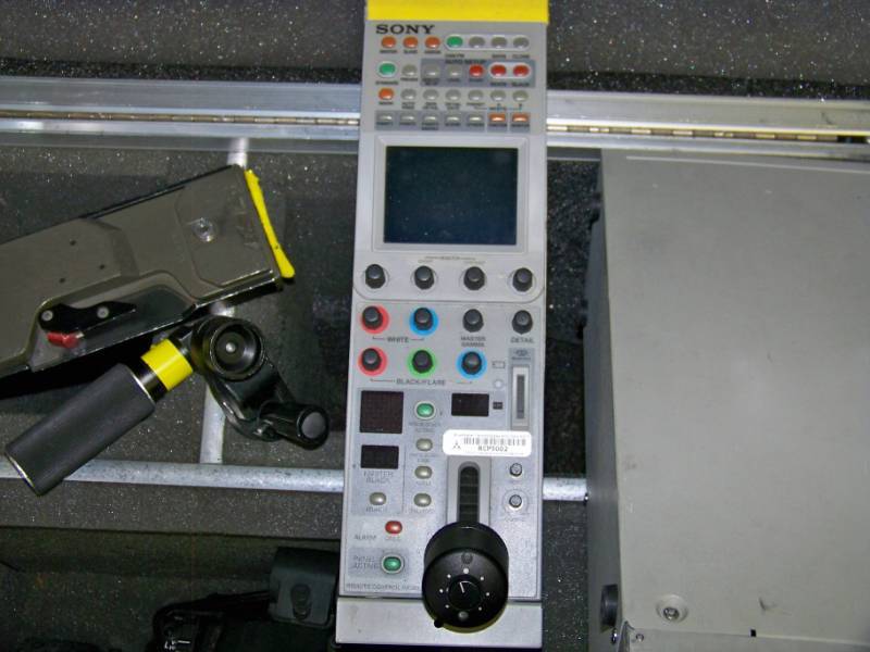 lot 14 image: Professional Sony Video & Audio Camera System Hard Side Rolling Travel Case