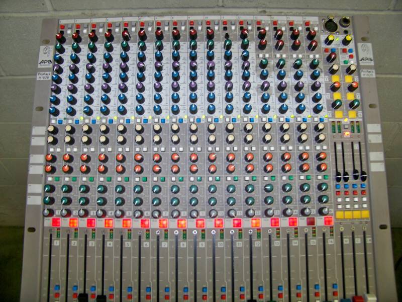 lot 22 image: APB DynaSonics Pro Rack H 1020 16-Channel Pro Audio Mixer