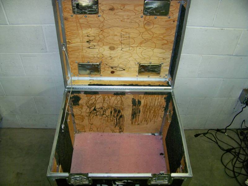 lot 32 image: Large Rolling Travel Storage Shipping Case with Heavy Duty Casters