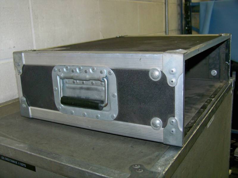lot 39 image: Small Portable AudioVideo Equipment Case with Mounting Rack Rails
