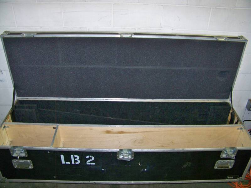 lot 71 image: Large Rolling Hard Sided Travel Shipping Case with Heavy Duty Casters & Hinged Lid