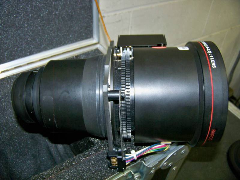 lot 89 image: Barco DLP Projection XGA  XSGA TLD ZOOM 1.6-2.0  1 Projector Lens in Hard-Sided Road Case