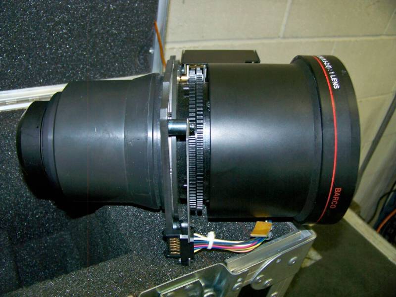 lot 90 image: Barco DLP Projection XGA  XSGA TLD ZOOM 1.6-2.0  1 Projector Lens in Hard-Sided Road Case