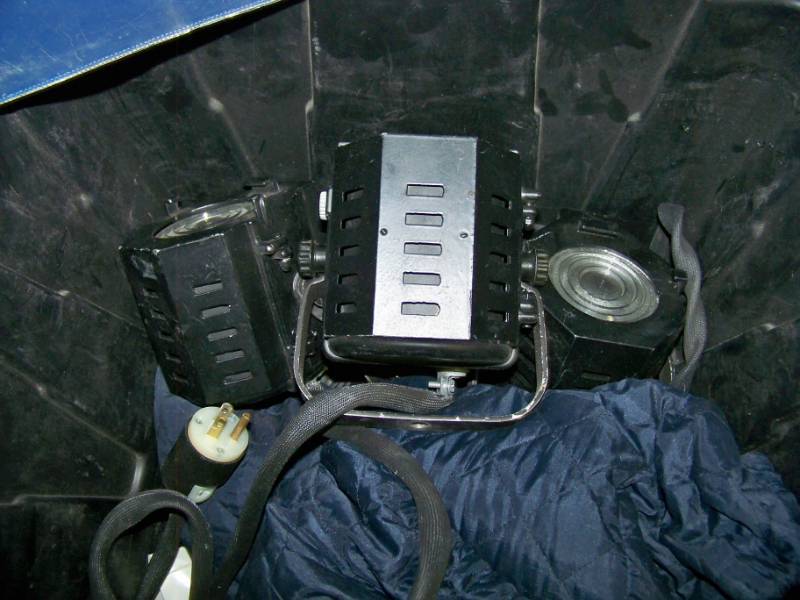 lot 102 image: Lot of 9 Pepper Lights with protective carrying bags, 2 rigging poles and folder of color gels