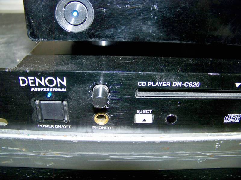 lot 105 image: Lot of Miscellaneous AudioVideo Equipment